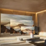 Proiector 4K portabil redând imagine panoramică pe perete la dimensiuni de 72-200 inch