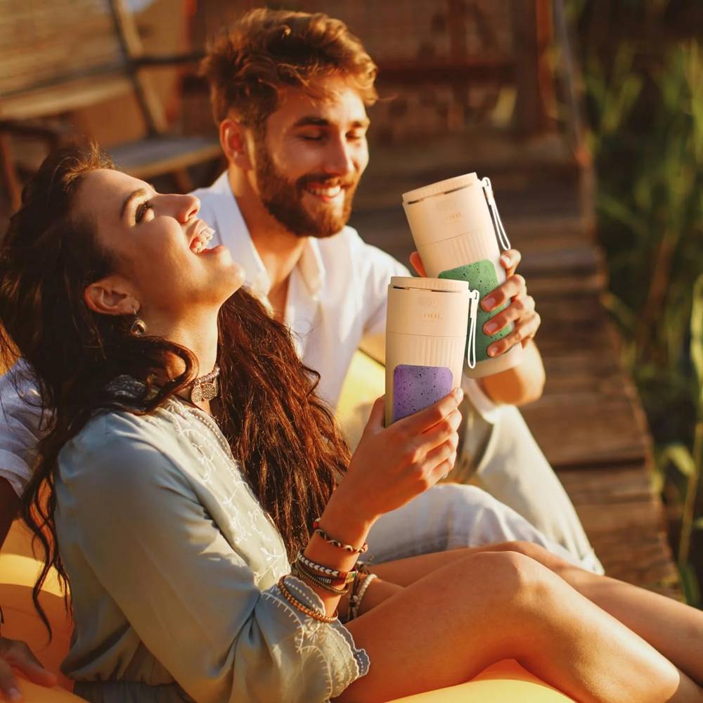 Mini Blender Electric CEOOL Juicer Portabil 340 ml 4 Persoane savurând băuturi delicioase pregătite cu blenderul portabil CEOOL – perfect pentru smoothie-uri, sucuri naturale și shake-uri cremoase oriunde te afli.