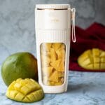 Blender portabil CEOOL cu design modern și compact, potrivit pentru bucătării elegante sau utilizare în birou. Carcasă albă cu accente aurii și materiale premium.