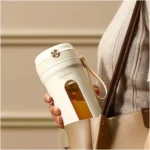 Blender portabil CEool compact — ușor de transportat în geantă pentru smoothie-uri on-the-go.