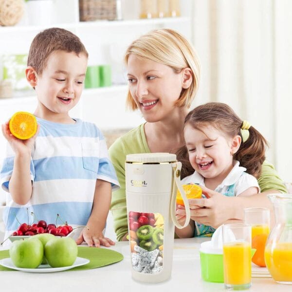 Mamă și copii pregătind sucuri de portocale și smoothie-uri cu blenderul portabil CEOOL, evidențiind simplitatea utilizării și beneficiile pentru o alimentație echilibrată.