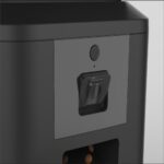 Prim-plan al camerei Wi-Fi integrate în hrănitorul automat PAWTY®, utilizată pentru supravegherea animalelor de companie.