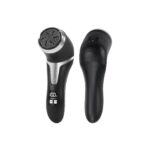 Imagine față-verso a pilei electrice pentru călcâie, evidențiind designul modern, ecranul digital și finisajele de calitate. Dispozitiv eficient pentru exfoliere profesională acasă.