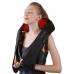 Femeie relaxată folosind aparat de masaj pentru gât și umeri cu funcție de încălzire.