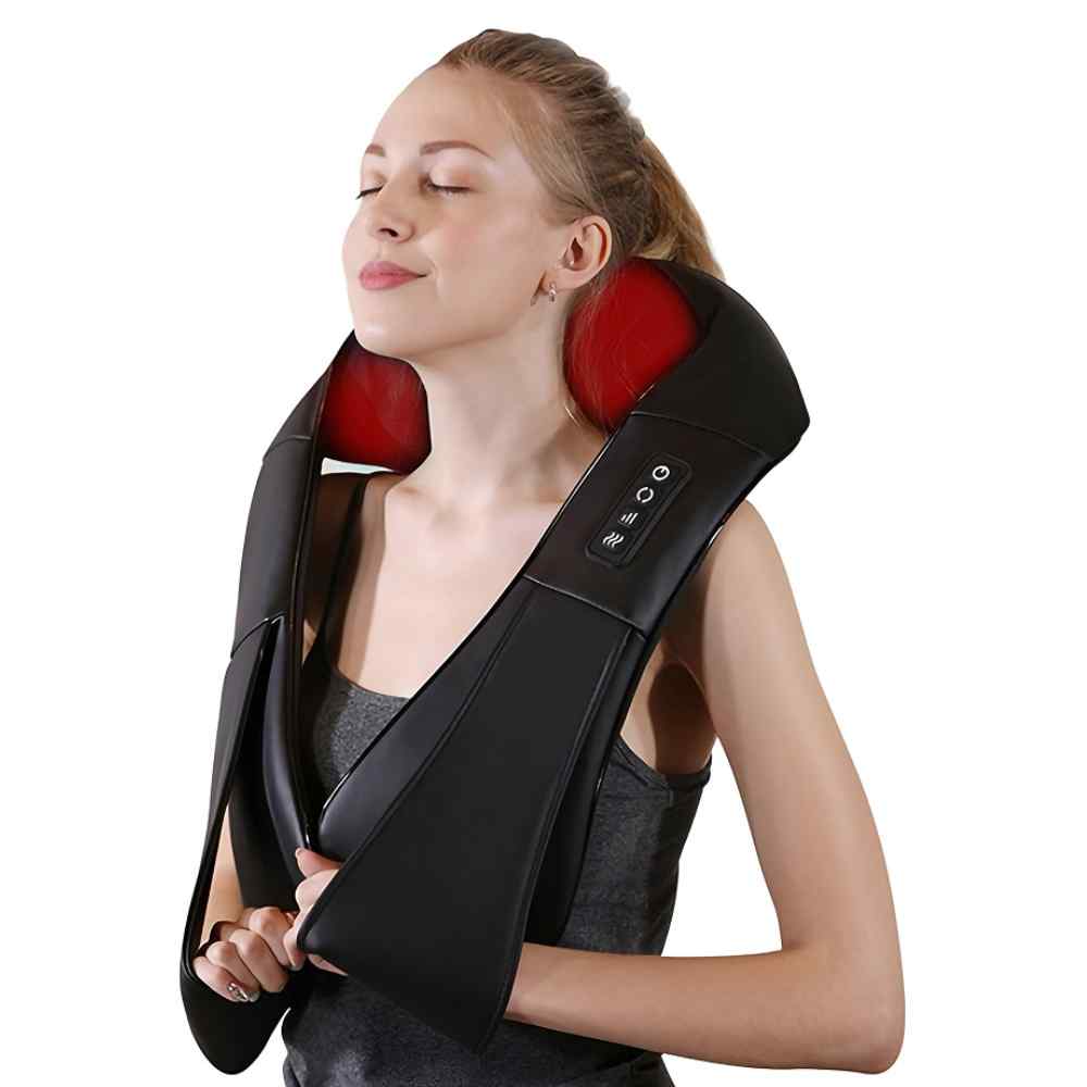 Acasă 14 Femeie relaxată folosind aparat de masaj pentru gât și umeri cu funcție de încălzire.