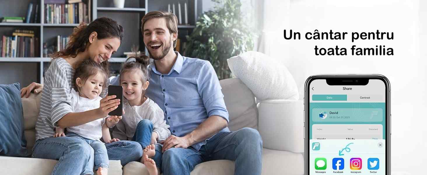Familie fericită pe canapea folosind cântarul inteligent FitVibe și aplicația de monitorizare a greutății pe telefon