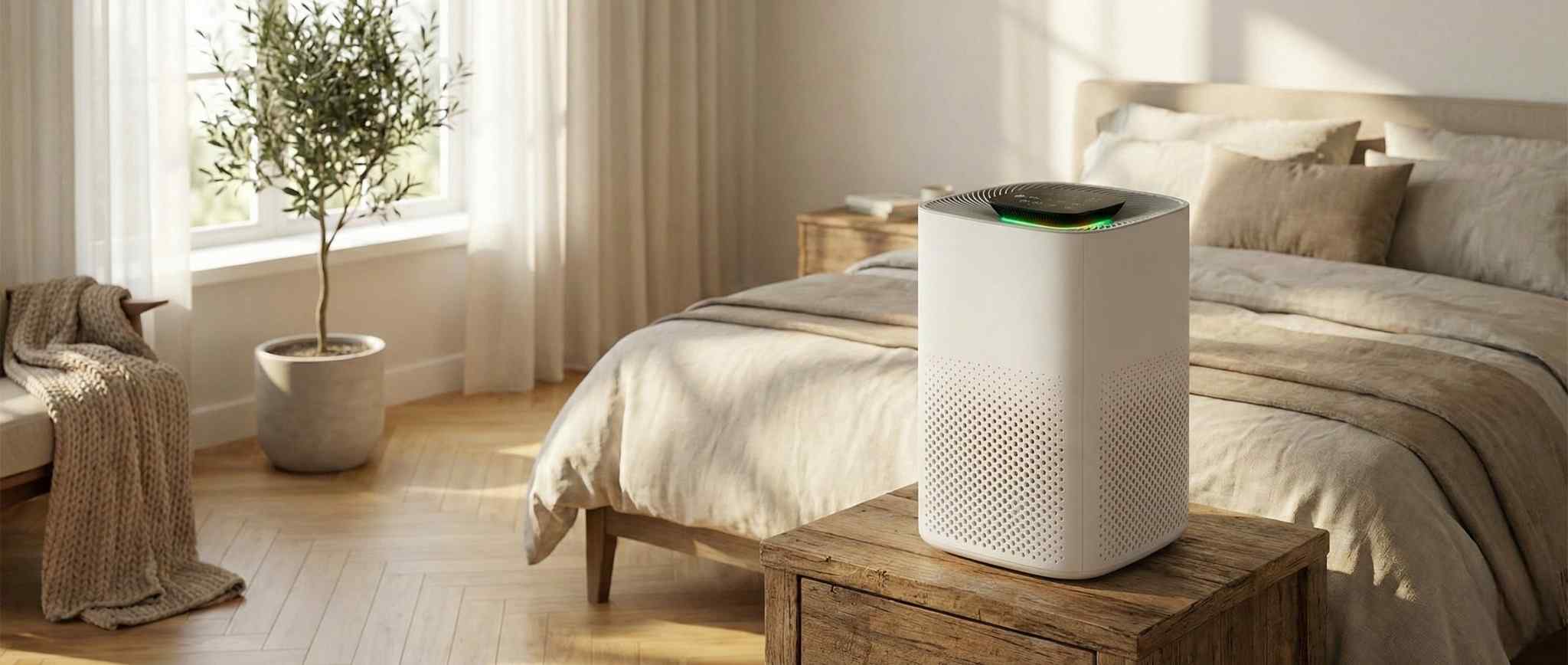 Purificator de aer AirBliss™ amplasat în dormitor, lângă pat, potrivit pentru aer curat și somn liniștit.