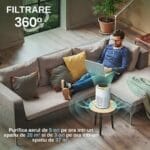 Bărbat relaxat pe canapea lângă purificatorul de aer Airbliss, cu efect de filtrare 360 de grade în jurul aparatului