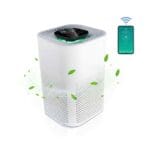 Purificator de aer cu control Wi-Fi prin aplicație pe telefon, prezentat pe fundal alb.