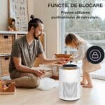 Tată și fetiță jucându-se lângă purificatorul de aer Airbliss, evidențiată funcția de blocare pentru copii