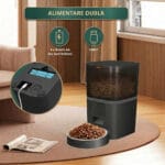 Hrănitor automat PAWTY cu alimentare din aplicație, prezentat într-un living modern pentru hrănirea de la distanță.
