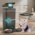 Hrănitor automat PAWTY cu capac deschis, plic desicant și evidențiere a designului ermetic pentru păstrarea hranei uscate.