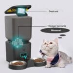 Hrănitor automat PAWTY de 7 litri cu capac etanș, plic desicant și sistem de păstrare a hranei uscate în stare optimă.