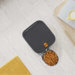 Hrănitor automat PAWTY fotografiat de sus, evidențiind designul compact și bolul pentru hrană.